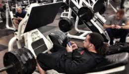 cellphones-at-the-gym-929252852.jpeg
