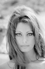 hbz-sophia-loren-1968-gettyimages-93674297.jpg